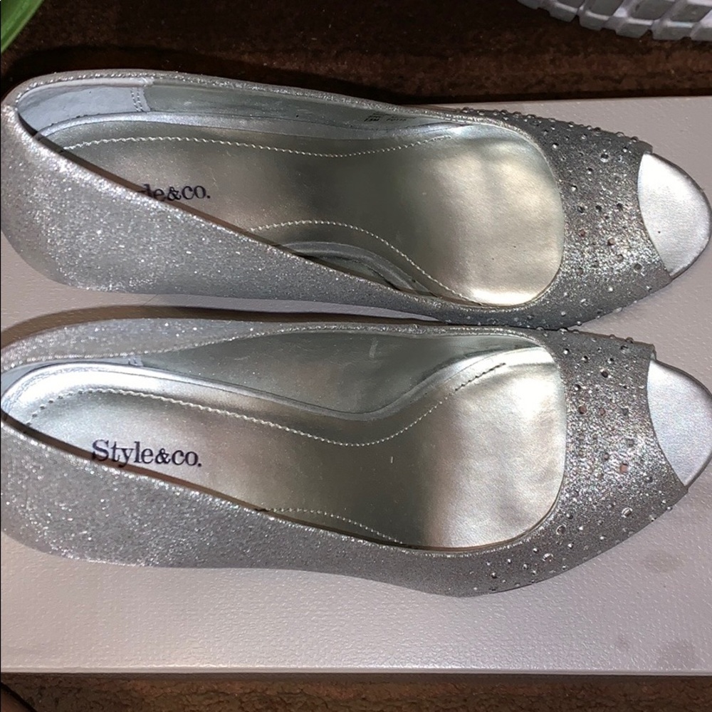 SPARKLY SILVER HEELS